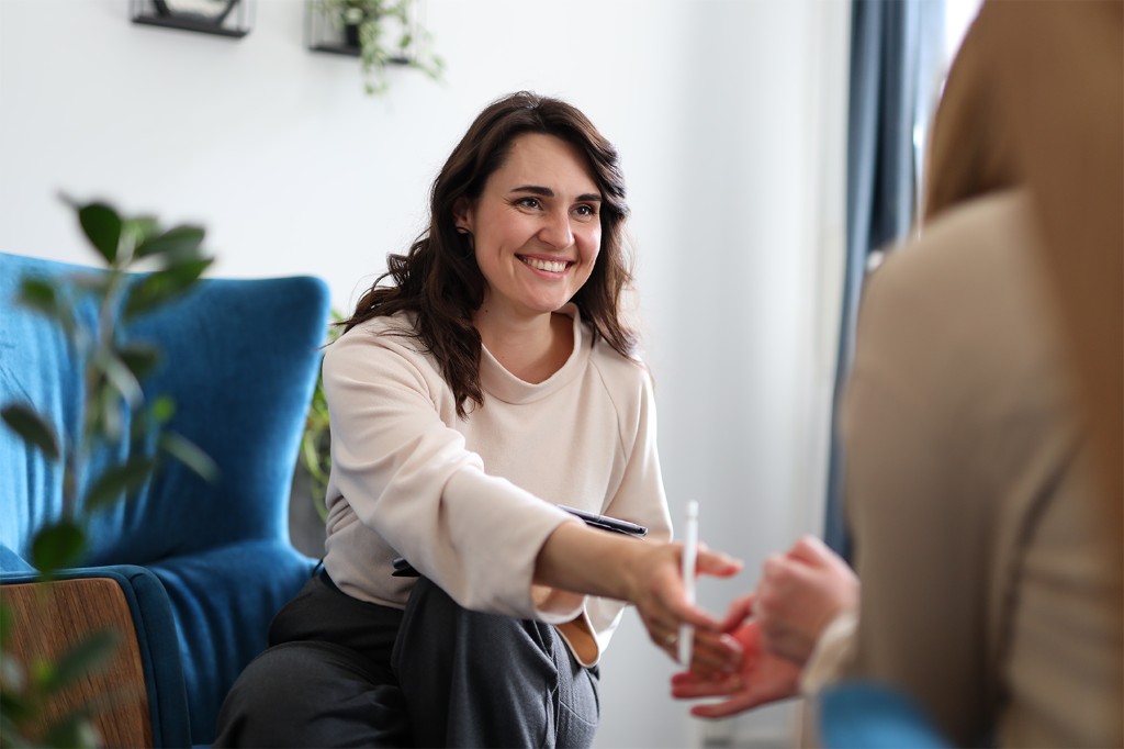 Therapist meeting with a client during a consultation